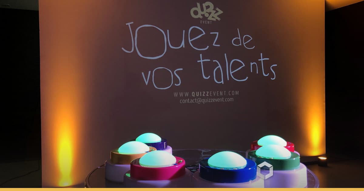 Buzzers lumineux du blind test devant l’écran