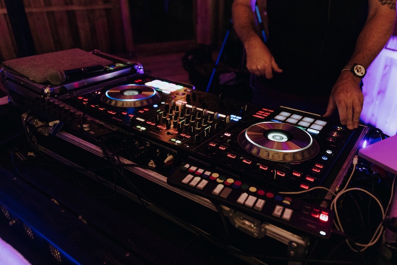 Dj avec platines Pionneers dans un club
