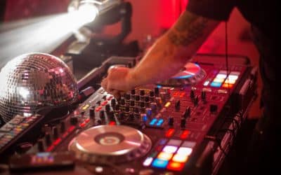 Futurs mariés 2026 : comment construire une ambiance unique avec un DJ à l’écoute (et du bon matos)