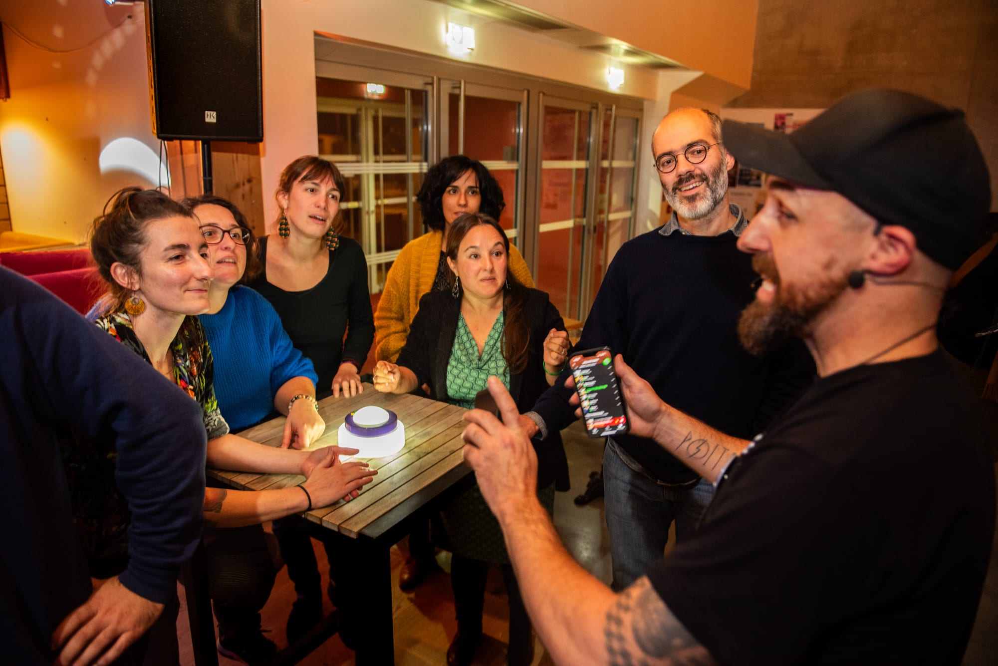 Une équipe autour de son buzzer pendant un blind test