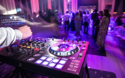 DJ ou playlist ? Lumière ou pas ? Les bonnes questions à vous poser avant de planifier votre soirée de Noël d’entreprise