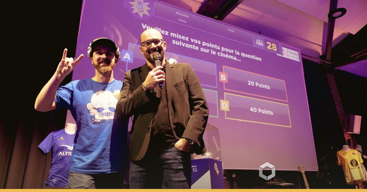Deux animateurs sur scène pendant un jeu