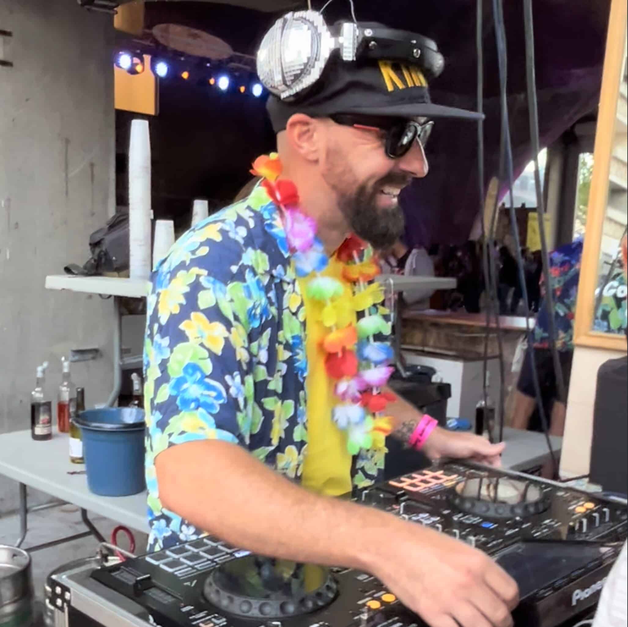 DJ Nanobox aux platines en extérieur pendant une fête de village