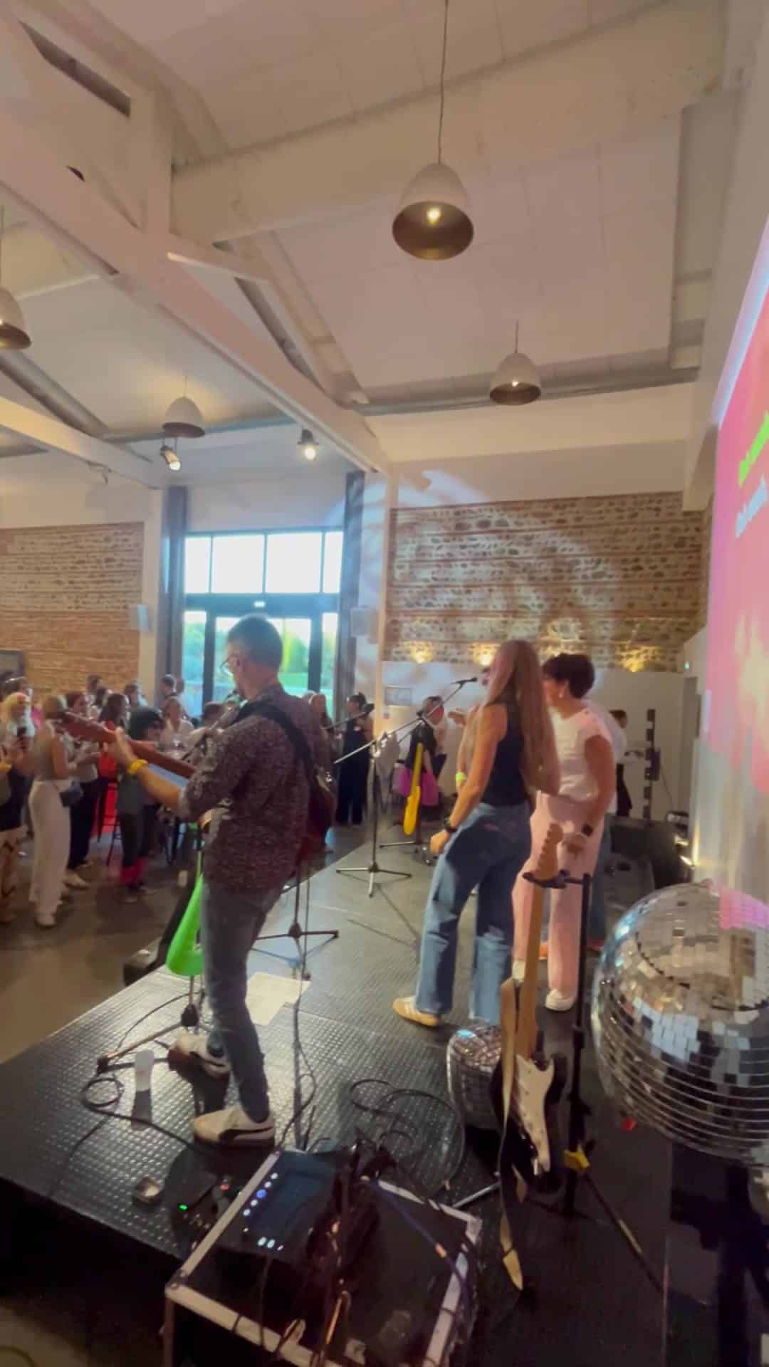 Musicien et chanteuse face au public pendant le Karaoké Live