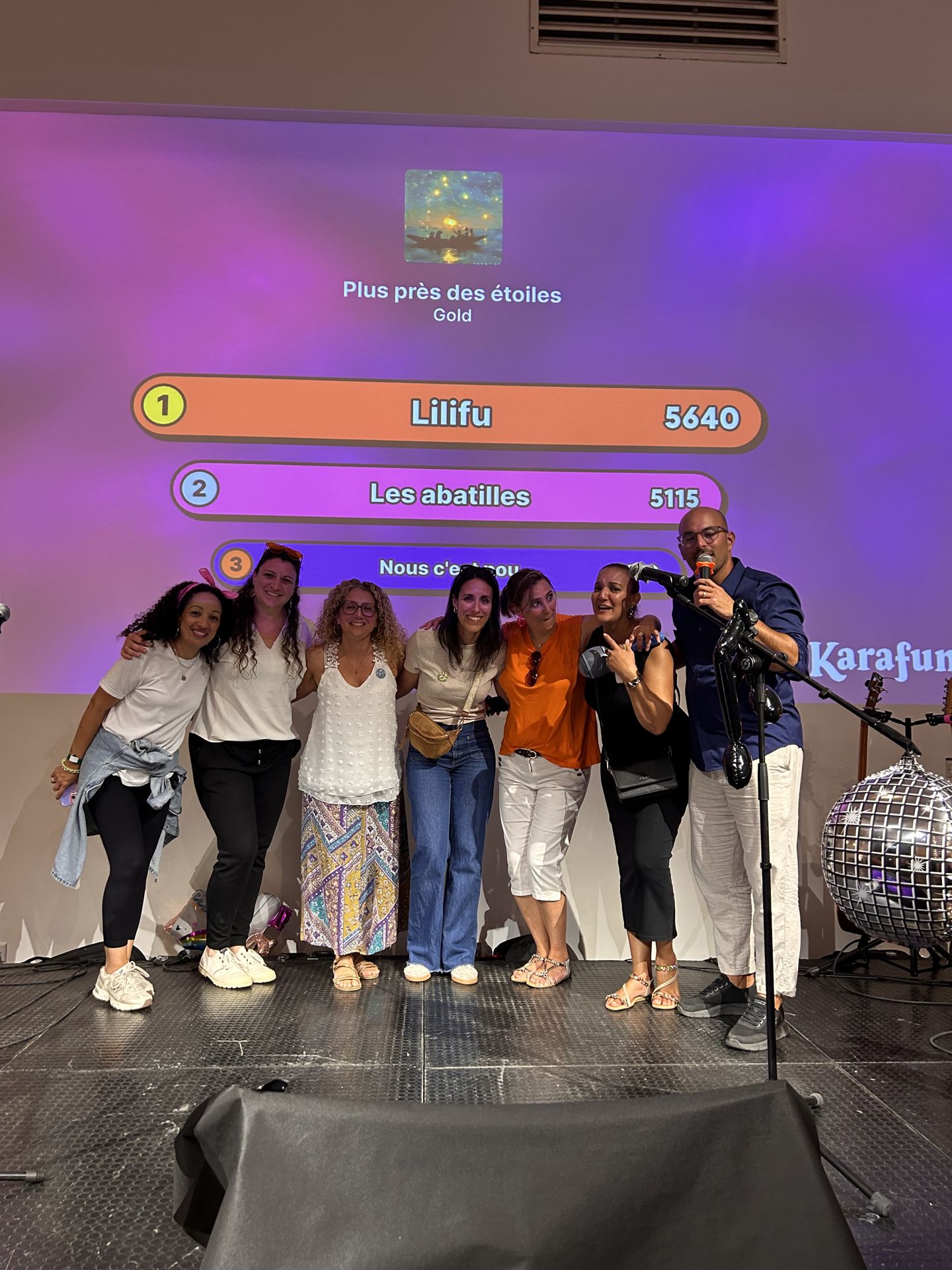 Classement du concours de chant au smartphone affiché à l'écran