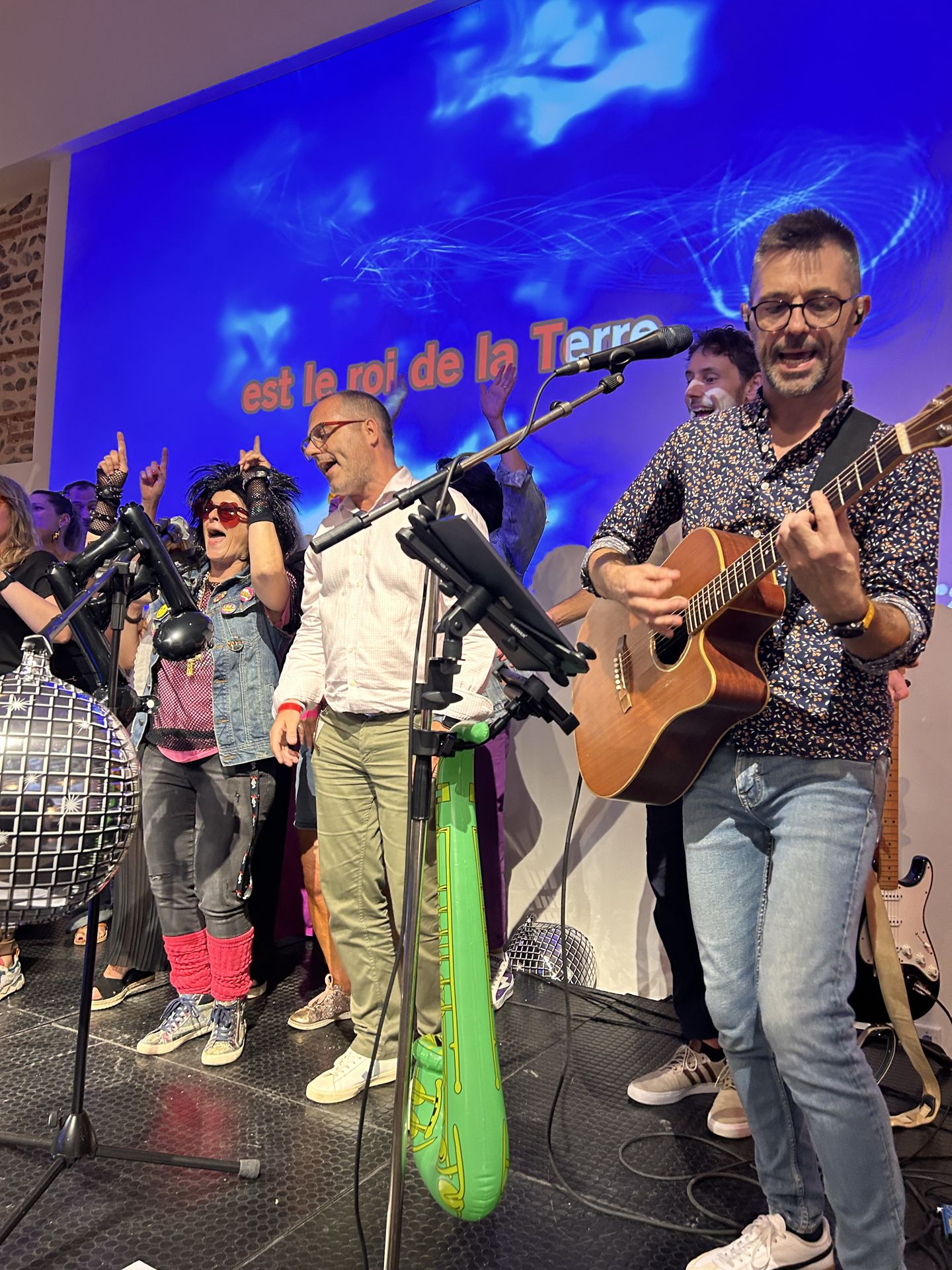 Le Nanobox Live Band joue pendant que les salariés chantent sur scène