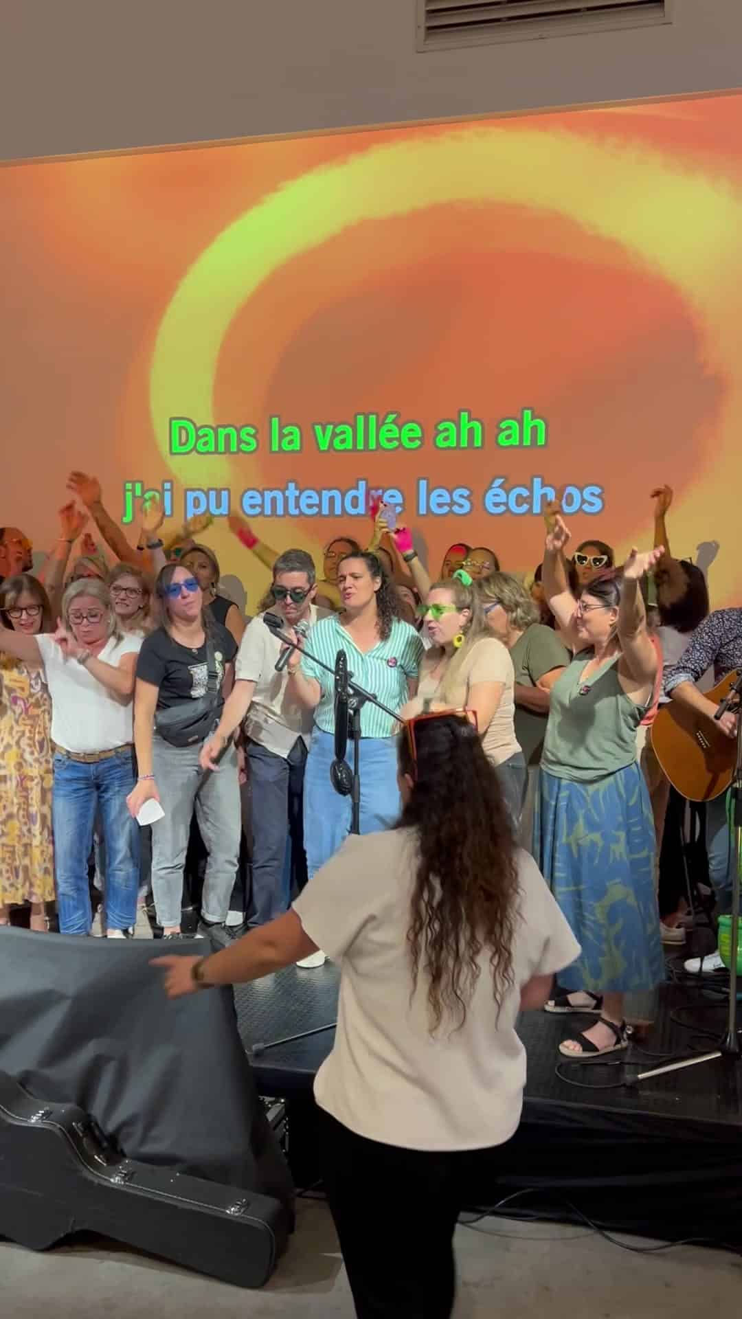 Toute la salle reprend le refrain pendant le Karaoké Live