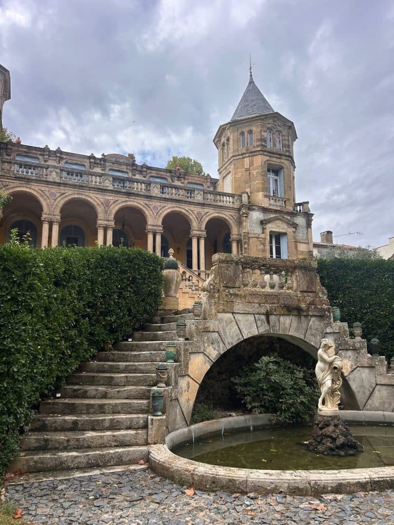 Le Château Sainte-Cécile et son escalier autour du bassin