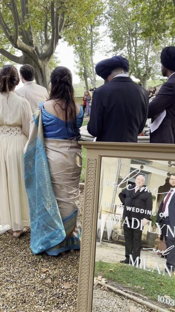 Saris, turbans et miroir de bienvenue sous les platanes du Château Sainte-Cécile