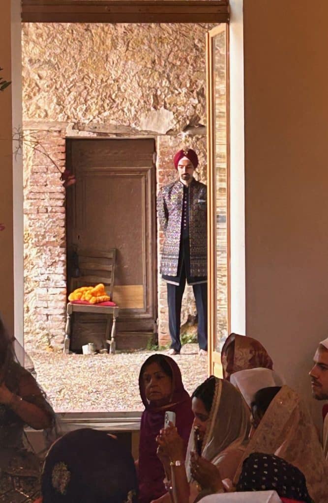 Milan en turban rouge pendant la cérémonie indienne au Château Sainte-Cécile
