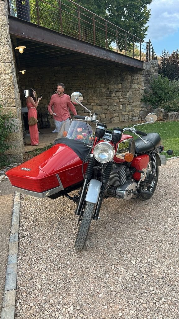 Side-car rouge à l'arrivée des mariés au Domaine de Soussuéjouls