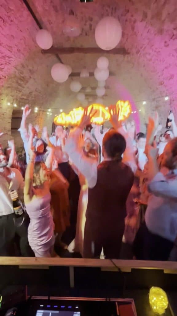 Piste de danse sous la voûte, ambiance boîte de nuit