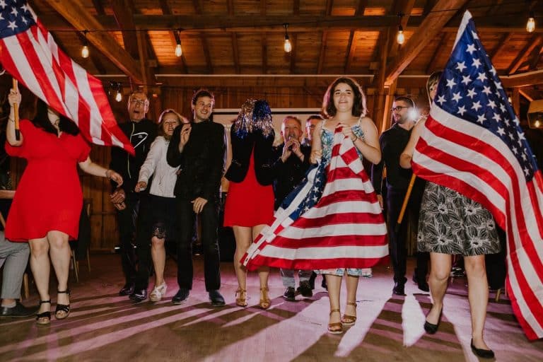 Drapeaux américains sur la piste du Domaine du Beyssac