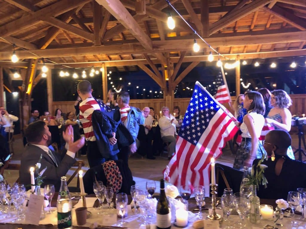 Drapeaux américains entre les tables dans la grange du Domaine du Beyssac