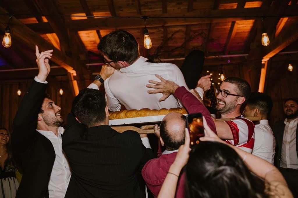 Le marié porté à bout de bras pendant la danse de la brioche vendéenne