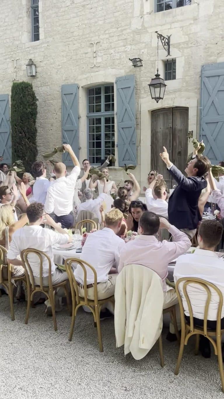 Dîner devant la bâtisse aux volets bleus du Domaine du Rodier