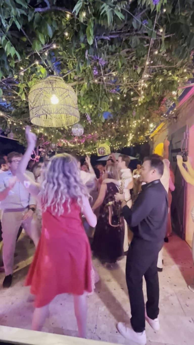 Un saxophone au milieu des danseurs, sous la treille