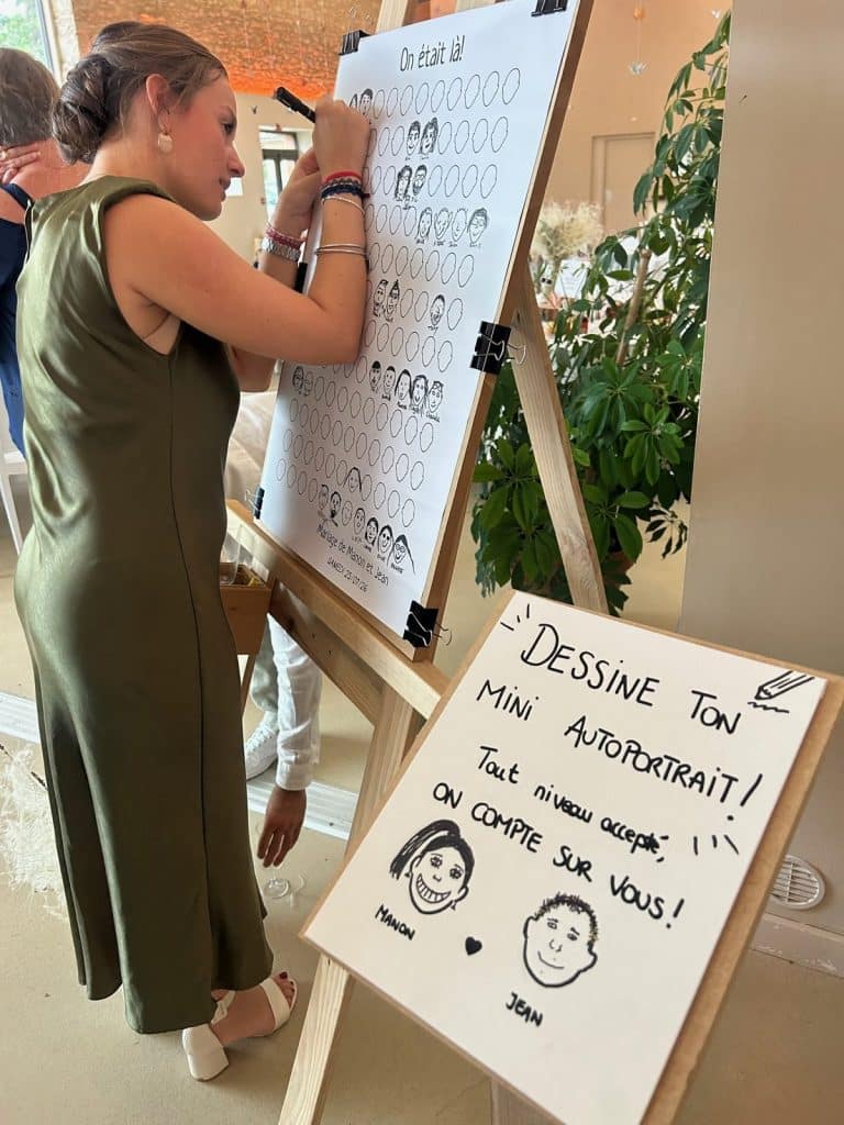 Une invitée dessine son autoportrait sur le mur des invités