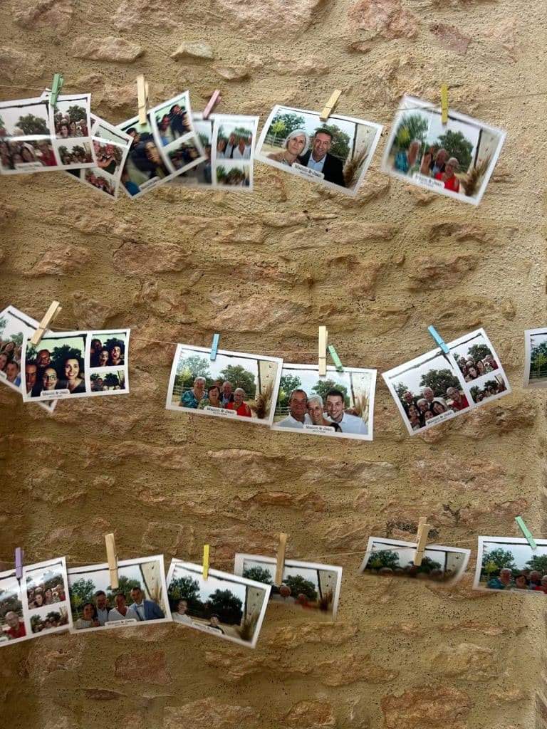 Tirages photobooth suspendus sur le mur de pierre du Domaine d'en Pégéni